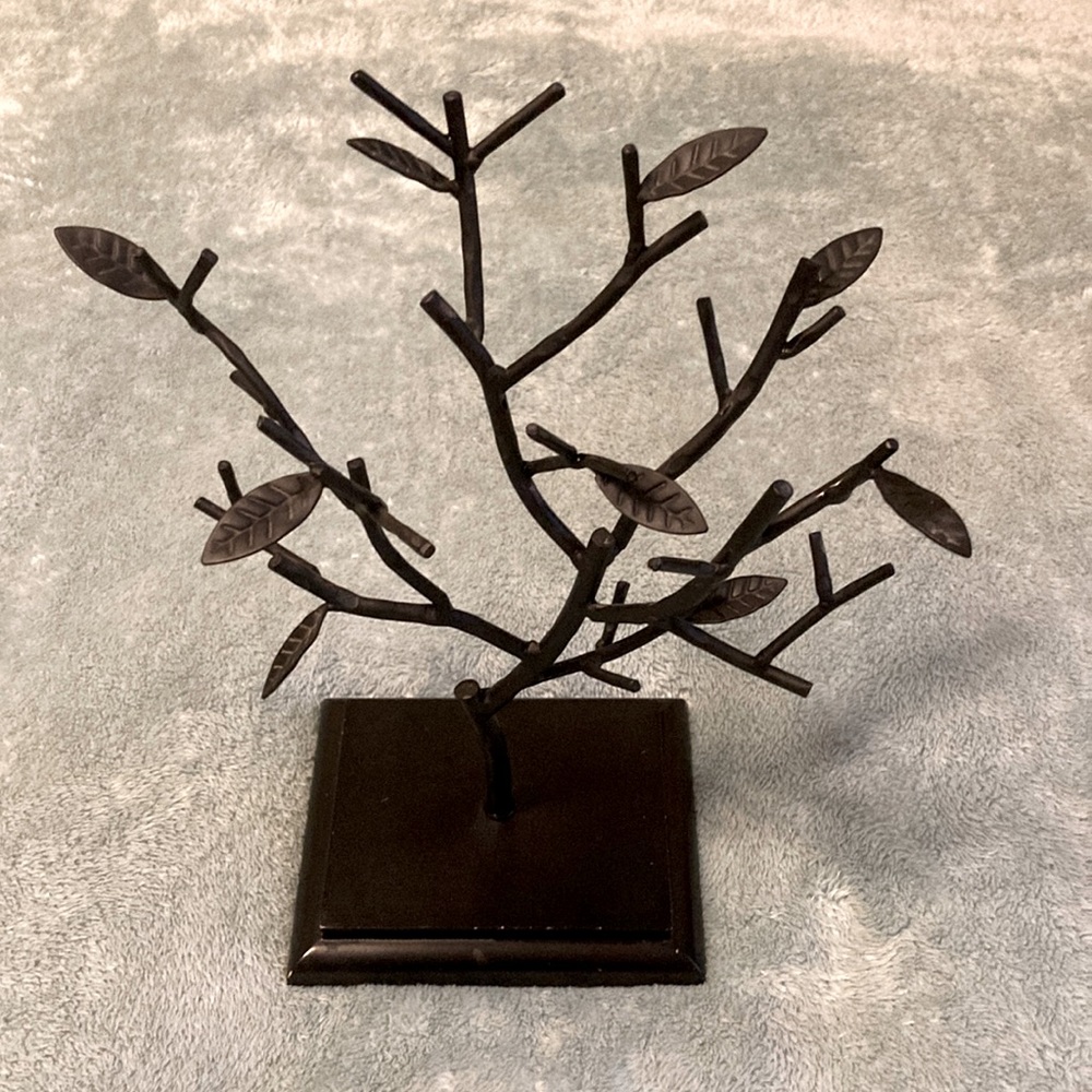 Jewelry Tree black metal on stand holds lots of jewelry